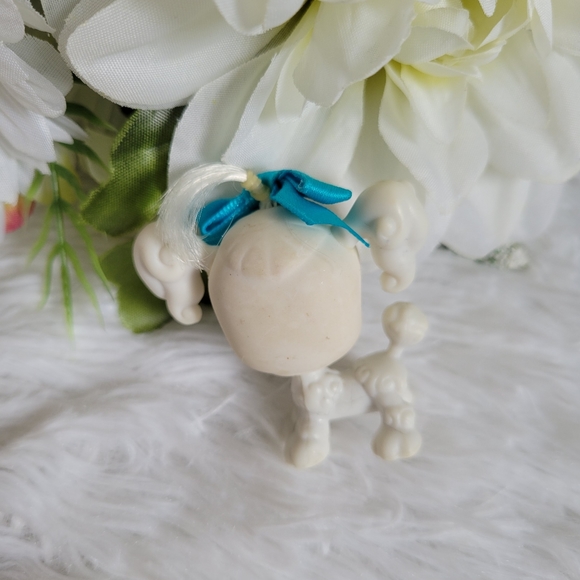 Littlest Pet Shop LPS #17 Poodle Puppy Dog White Blue Eyes Bow Hasbro 2004 - Picture 6 of 9